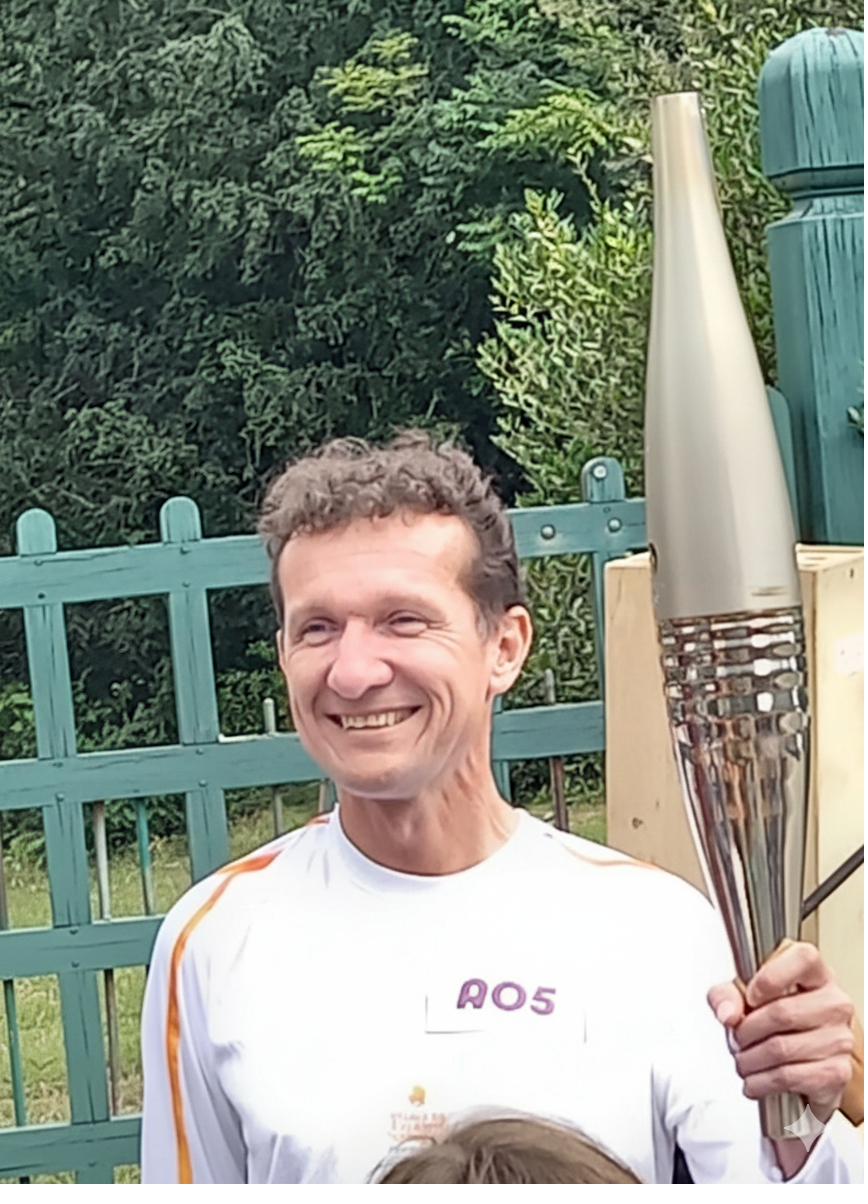 Sébastien Barc portant la flamme olympique Paris 2024